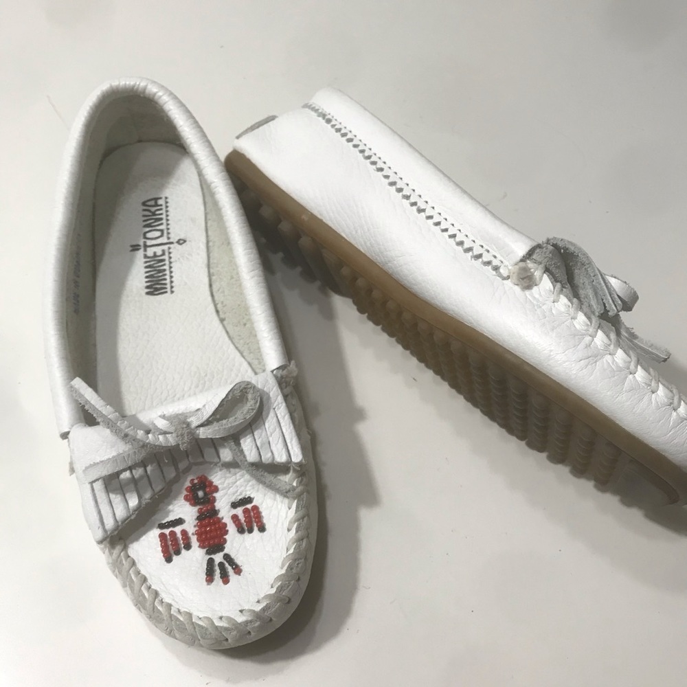 Minnetonka White Moccasins EUC Size 5 - Picture 2 of 6
